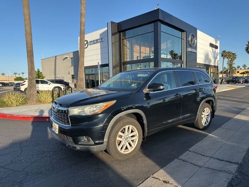 Used 2016 Toyota Highlander LE image 3