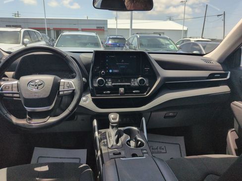 Used 2023 Toyota Highlander LE AWD/4WD image 12