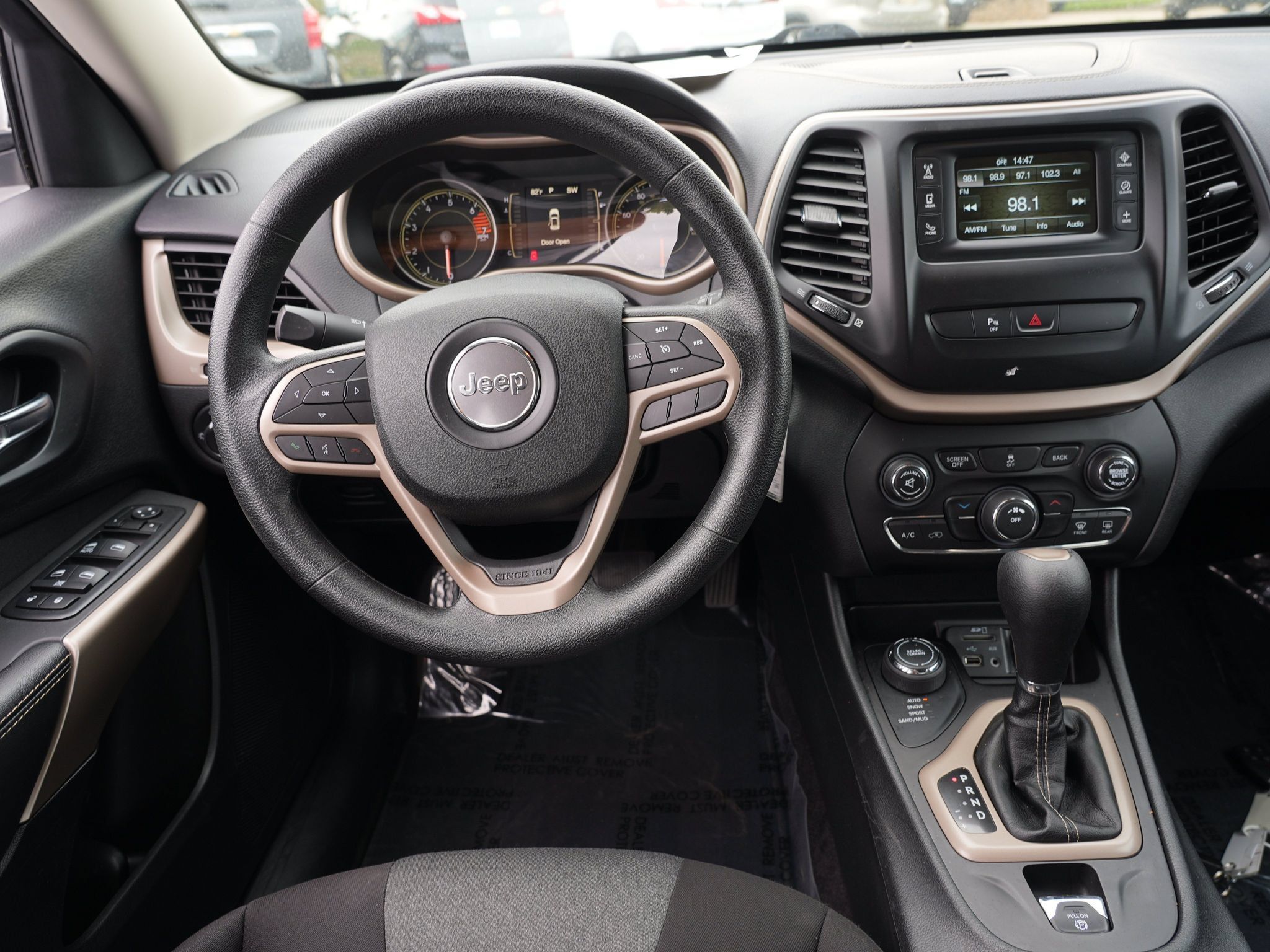 Used 2018 Jeep Cherokee Latitude w/ Safety Group AWD/4WD image 20