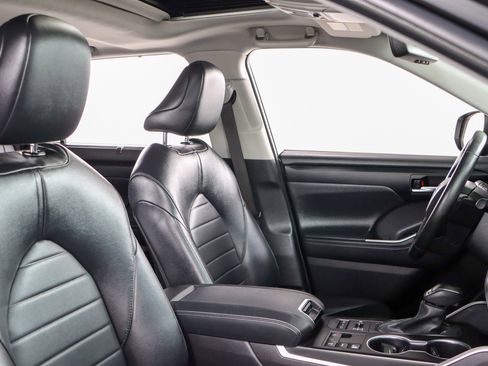 Used 2024 Toyota Highlander XLE image 29