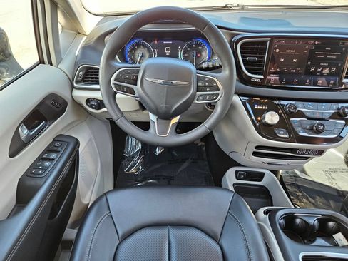 Used 2024 Chrysler Pacifica Touring-L FWD image 13