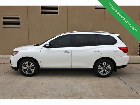 Used 2017 Nissan Pathfinder SV w/ SV Tech Package image 5