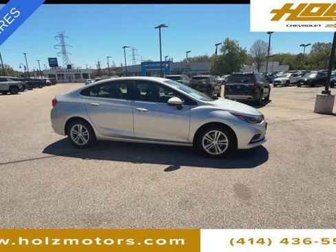 Certified 2017 Chevrolet Cruze LT w/ Convenience Package FWD image 9