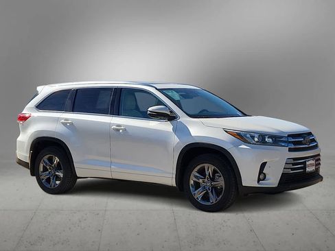 Used 2018 Toyota Highlander Limited Platinum image 2