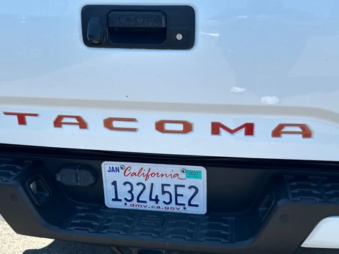 Used 2017 Toyota Tacoma TRD Sport AWD/4WD image 21
