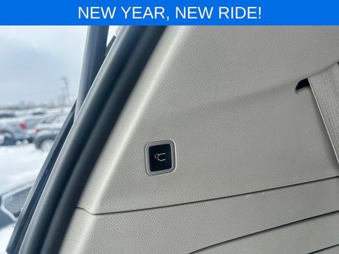 Used 2023 Chrysler Pacifica Touring-L image 48