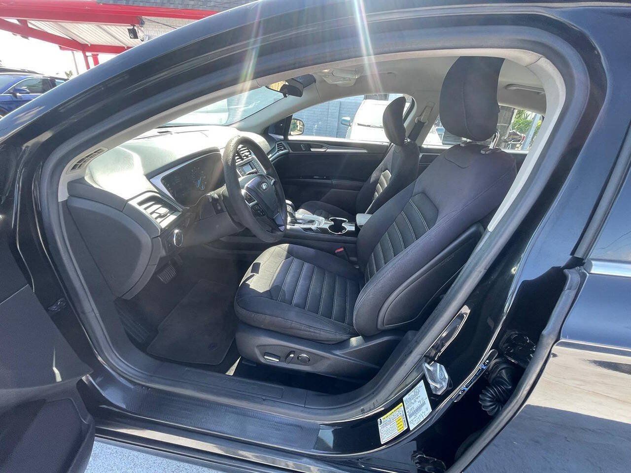 Used 2014 Ford Fusion SE FWD image 3
