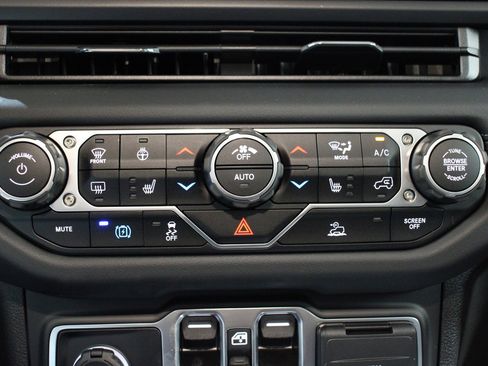 New 2025 Jeep Wrangler Unlimited Sahara w/ Technology Group AWD/4WD image 17