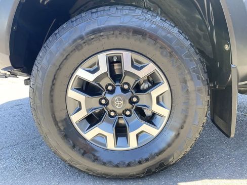 Used 2019 Toyota Tacoma TRD Off-Road w/ Technology Package AWD/4WD image 10