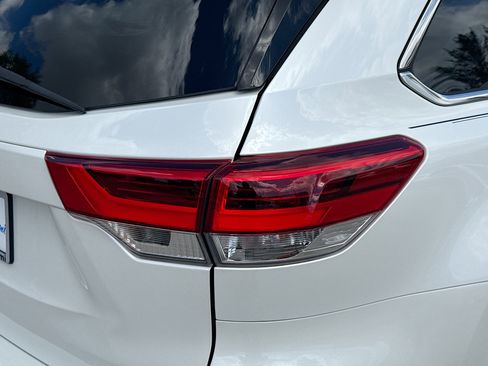 Used 2019 Toyota Highlander XLE image 28