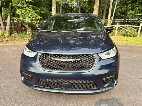 Certified 2025 Chrysler Pacifica Limited FWD image 8