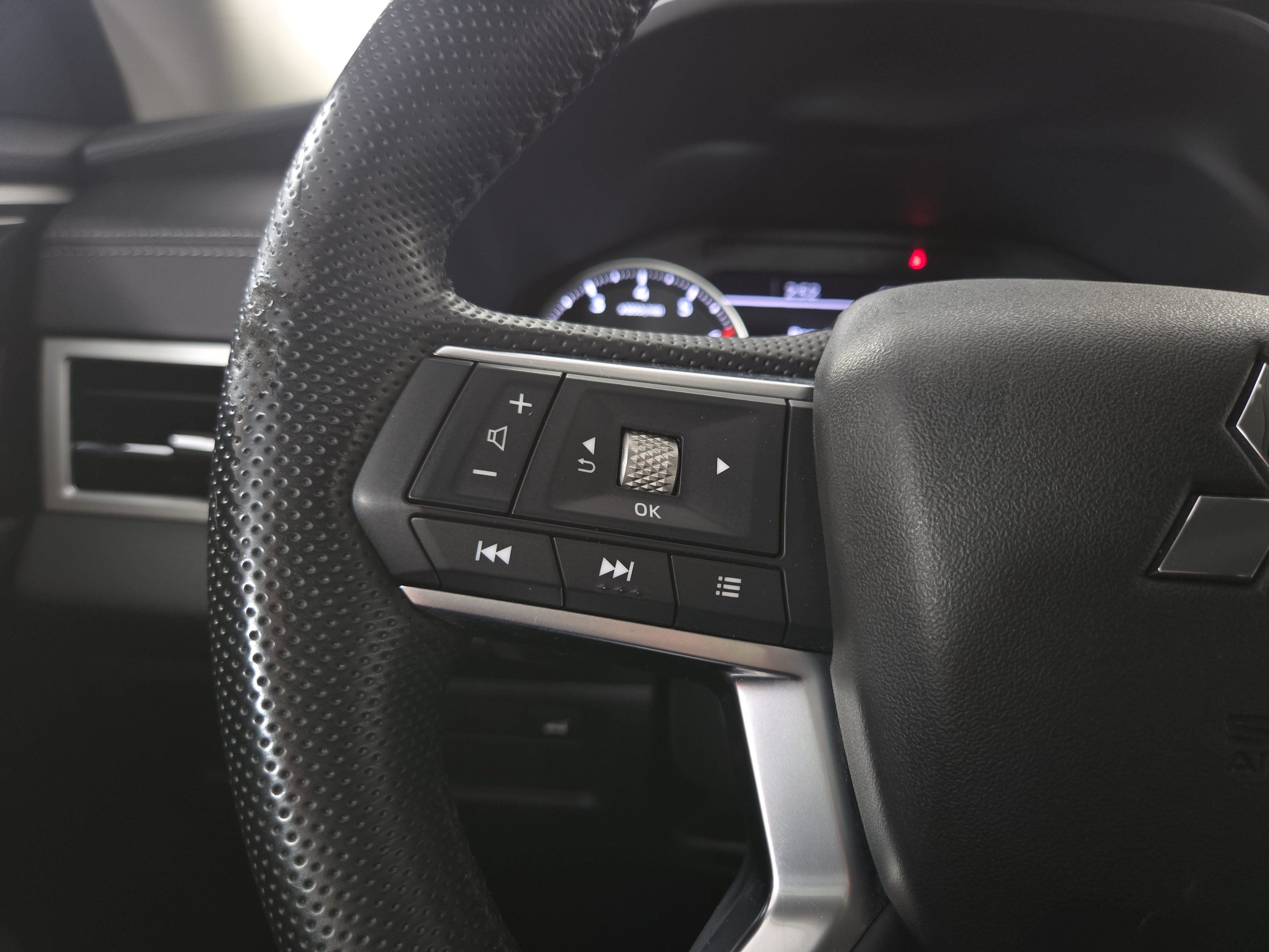 Used 2023 Mitsubishi Outlander SE AWD/4WD image 15