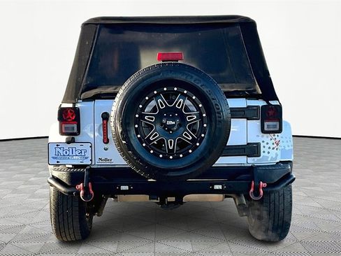 Used 2016 Jeep Wrangler Unlimited Sahara image 4