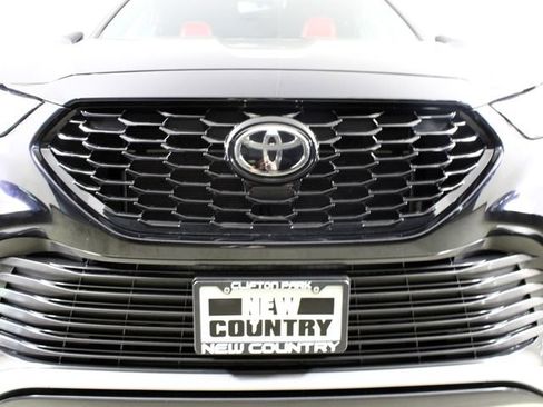 Used 2023 Toyota Highlander XSE AWD/4WD image 11