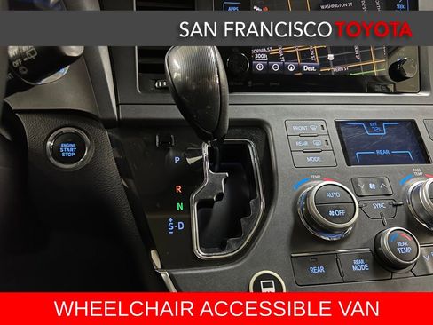 Used 2017 Toyota Sienna SE image 30