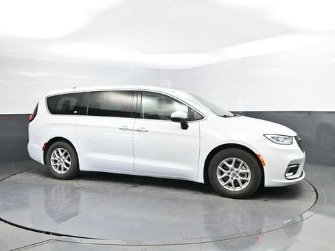Used 2023 Chrysler Pacifica Touring-L FWD image 3
