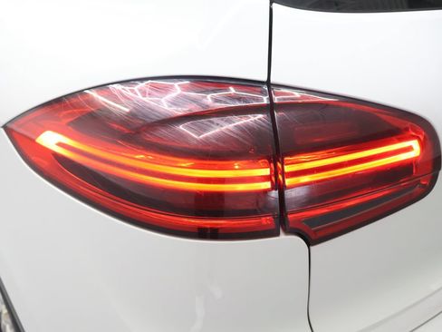 Used 2018 Porsche Cayenne w/ Premium Package AWD/4WD image 34
