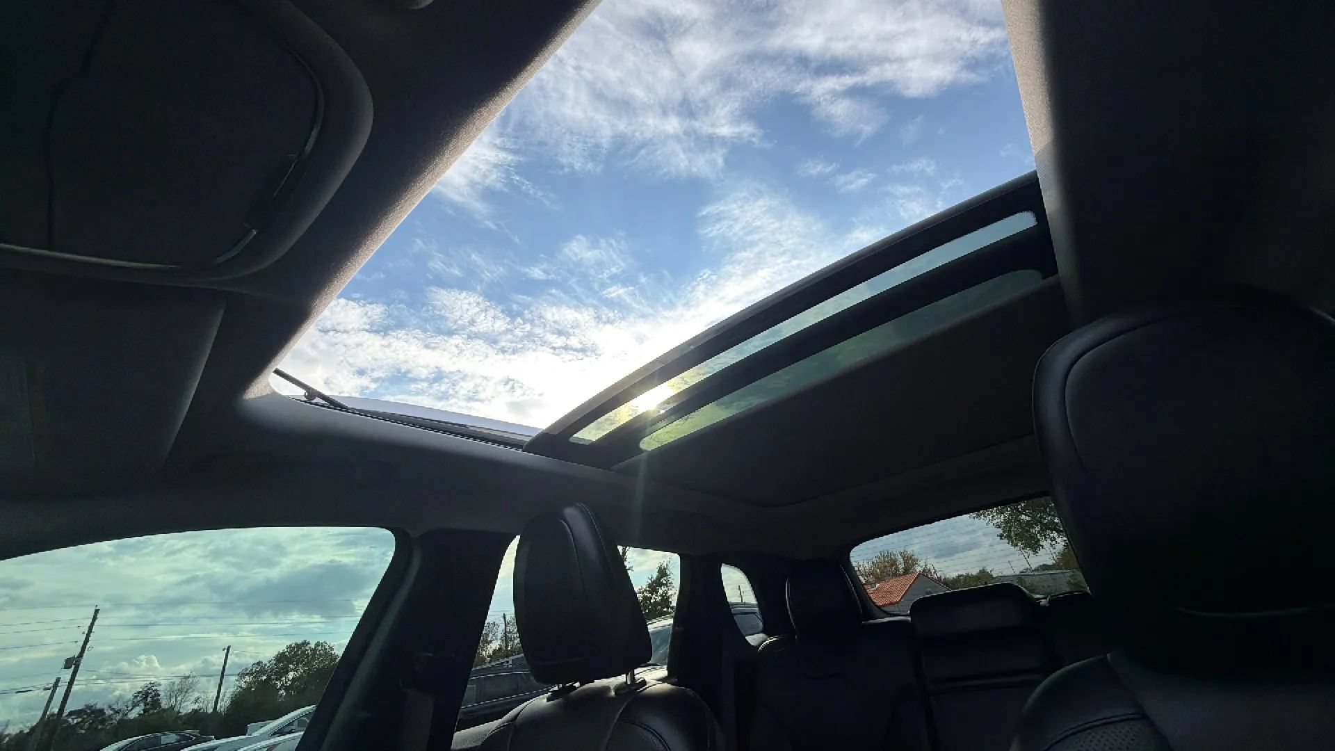 Used 2019 Jeep Cherokee Limited w/ Luxury Group AWD/4WD image 32