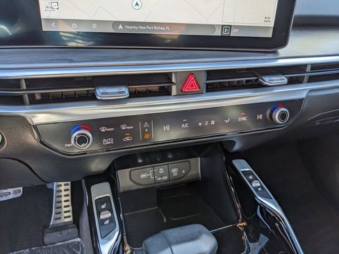 Certified 2025 Kia Sorento SX Prestige image 27