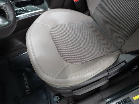 Used 2011 Hyundai Tucson GLS image 11