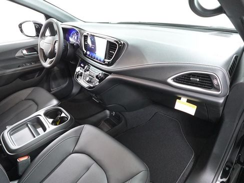 New 2027 Chrysler Pacifica Select FWD image 29