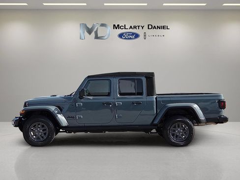 Used 2024 Jeep Gladiator Sport AWD/4WD image 3