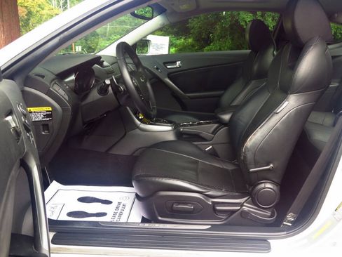 Used 2011 Hyundai Genesis 3.8 RWD image 11