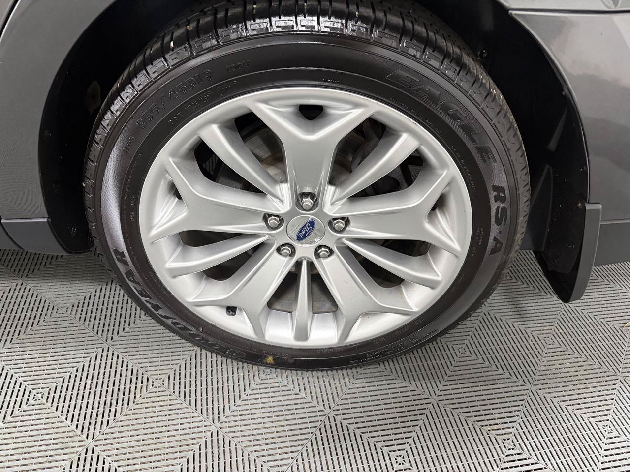 Used 2019 Ford Taurus Limited AWD/4WD image 10