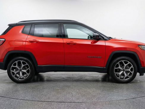 Used 2025 Jeep Compass Limited image 11
