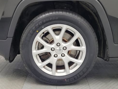 Used 2015 Jeep Cherokee Latitude w/ Comfort/Convenience Group image 31