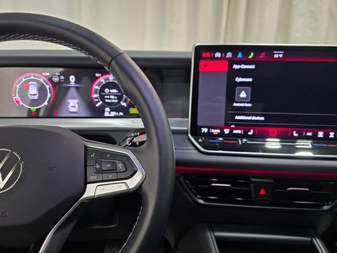 Certified 2025 Volkswagen Tiguan SE w/ Panoramic Sunroof Package image 17