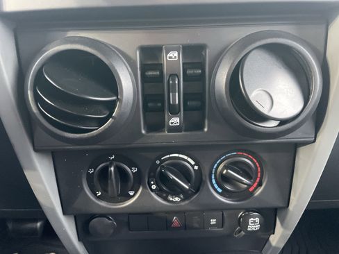 Used 2007 Jeep Wrangler Unlimited Sahara image 38