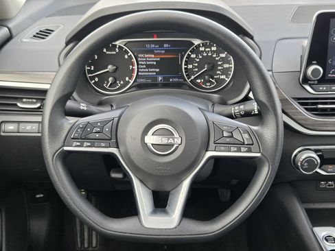 Used 2025 Nissan Altima 2.5 SV FWD image 14