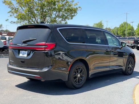 Used 2023 Chrysler Pacifica Touring-L FWD image 8