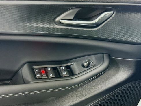 New 2025 Jeep Grand Cherokee Altitude image 12