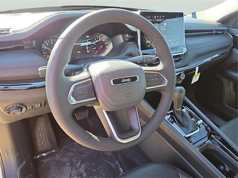 New 2026 Jeep Compass Latitude image 13