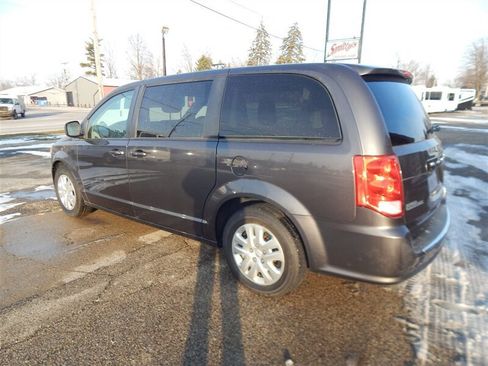 Used 2018 Dodge Grand Caravan SE w/ UConnect Hands-Free Group image 2