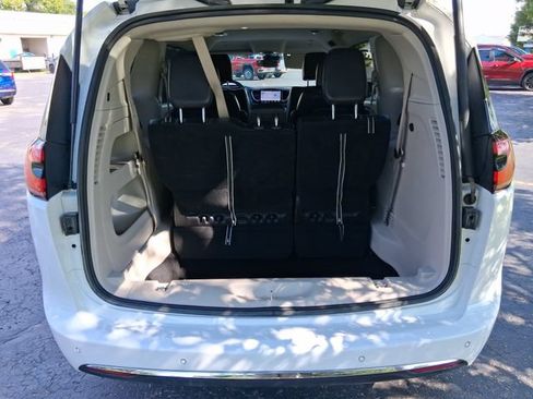 Used 2024 Chrysler Pacifica Touring-L FWD image 5