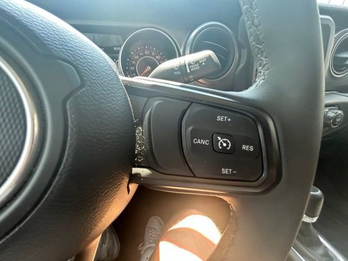 Used 2023 Jeep Gladiator Sport AWD/4WD image 25