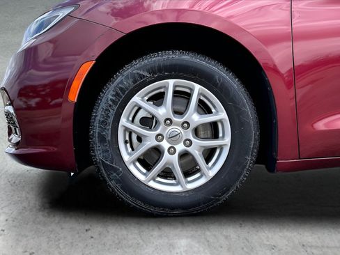Certified 2023 Chrysler Pacifica Touring-L FWD image 35