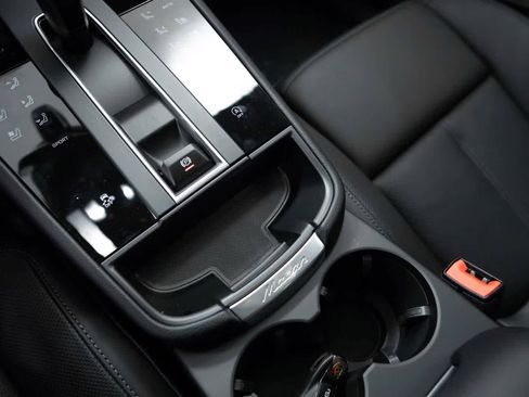 Certified 2026 Porsche Macan AWD/4WD image 33