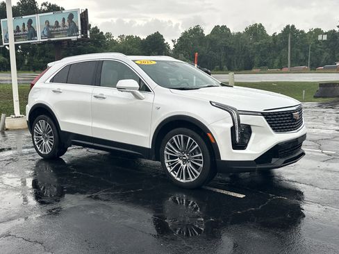 Used 2025 Cadillac XT4 Premium Luxury w/ Technology Package FWD image 2