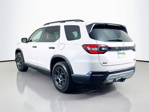 Used 2025 Honda Pilot TrailSport image 7