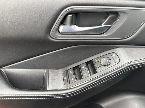 Used 2024 Nissan Rogue SV image 11