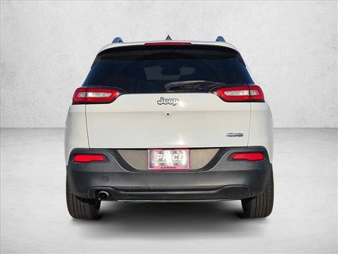 Used 2017 Jeep Cherokee Latitude FWD image 5