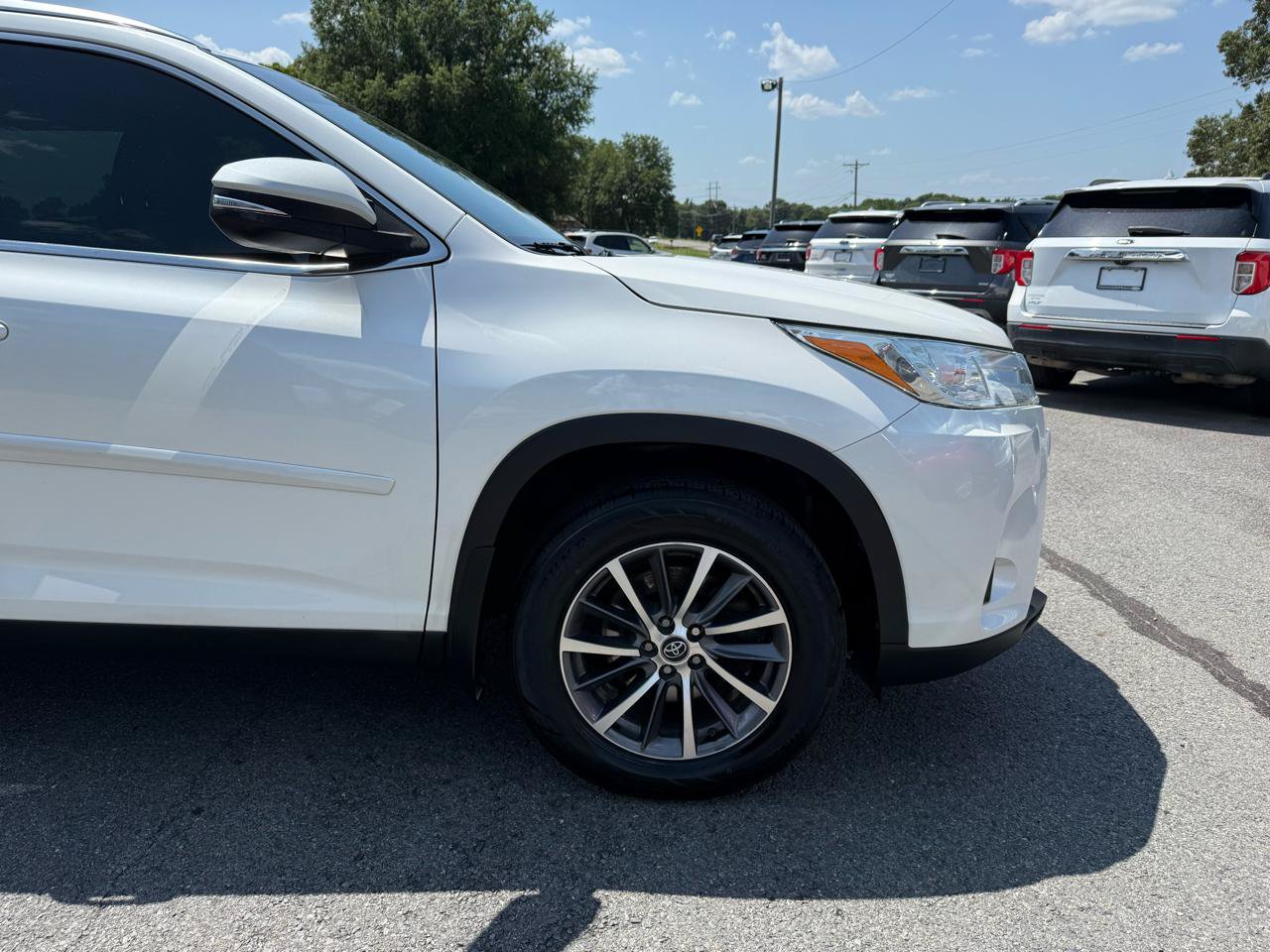 Used 2019 Toyota Highlander XLE AWD/4WD image 43