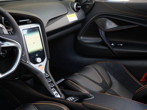 Used 2026 McLaren 750S Spider RWD image 19