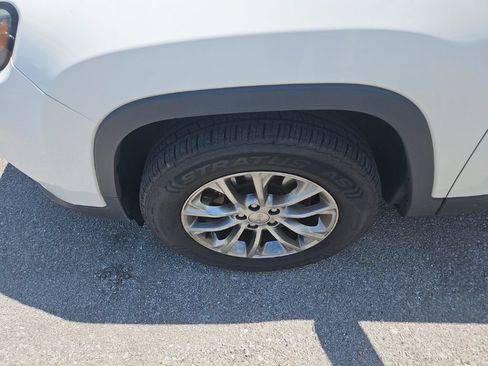 Used 2019 Jeep Cherokee Latitude Plus AWD/4WD image 13