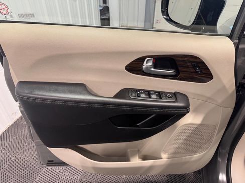 Used 2023 Chrysler Pacifica Limited FWD image 8