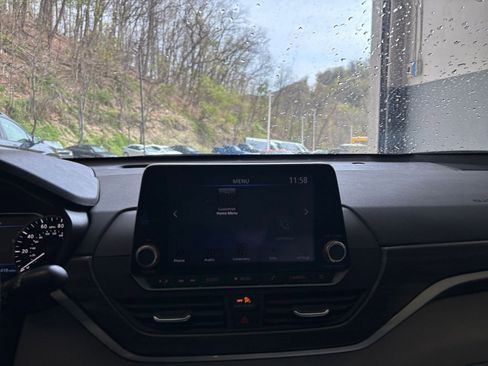 Used 2025 Nissan Altima 2.5 SV FWD image 20